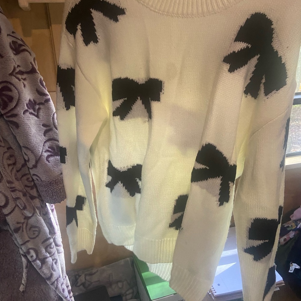 Women's White and Black Bow Sweater